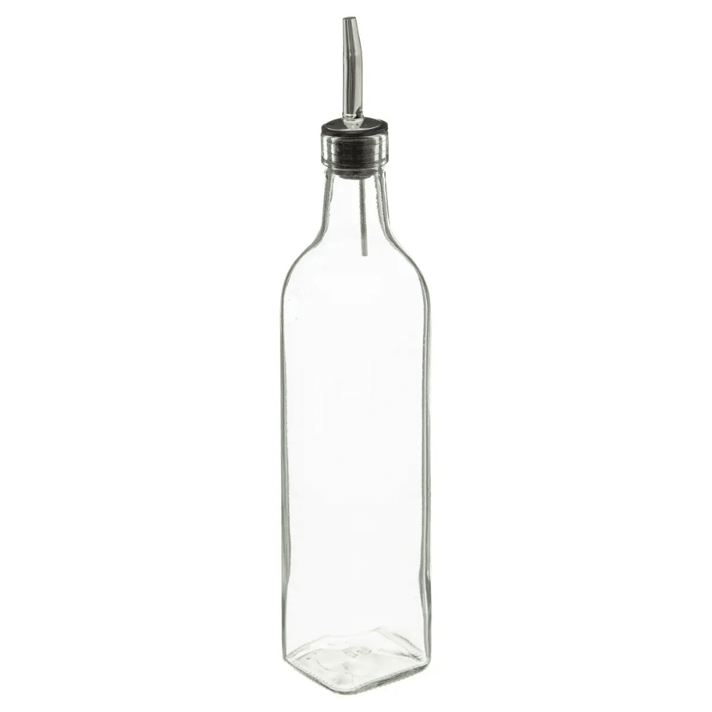olieflakse med hældetud | Clear glass bottle with a metal pour spout attached. Detalje af naturlig bambusholder med to firkantede glasflasker til olie og eddike.