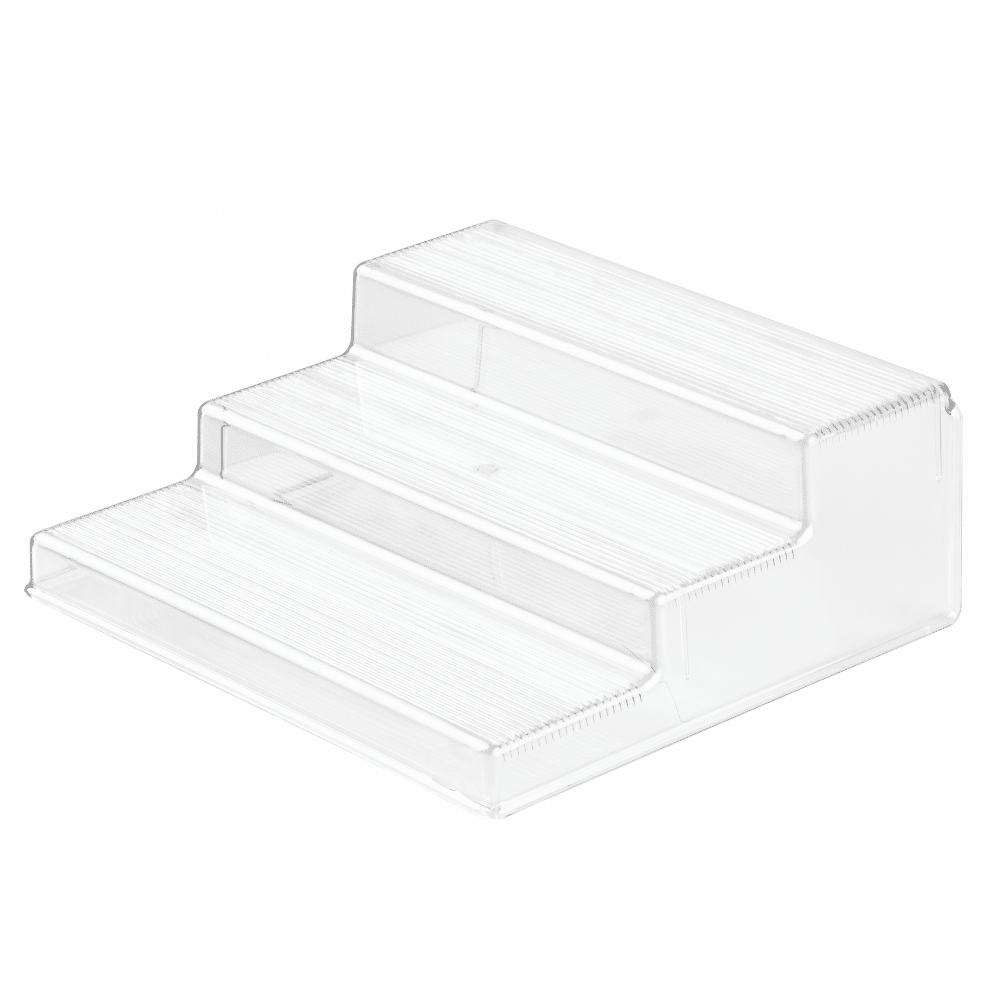 Plastpodium med tre trin | Transparent hvidt podium med tre parfume-flakoner og en cremebeholder i et lyst badeværelse.