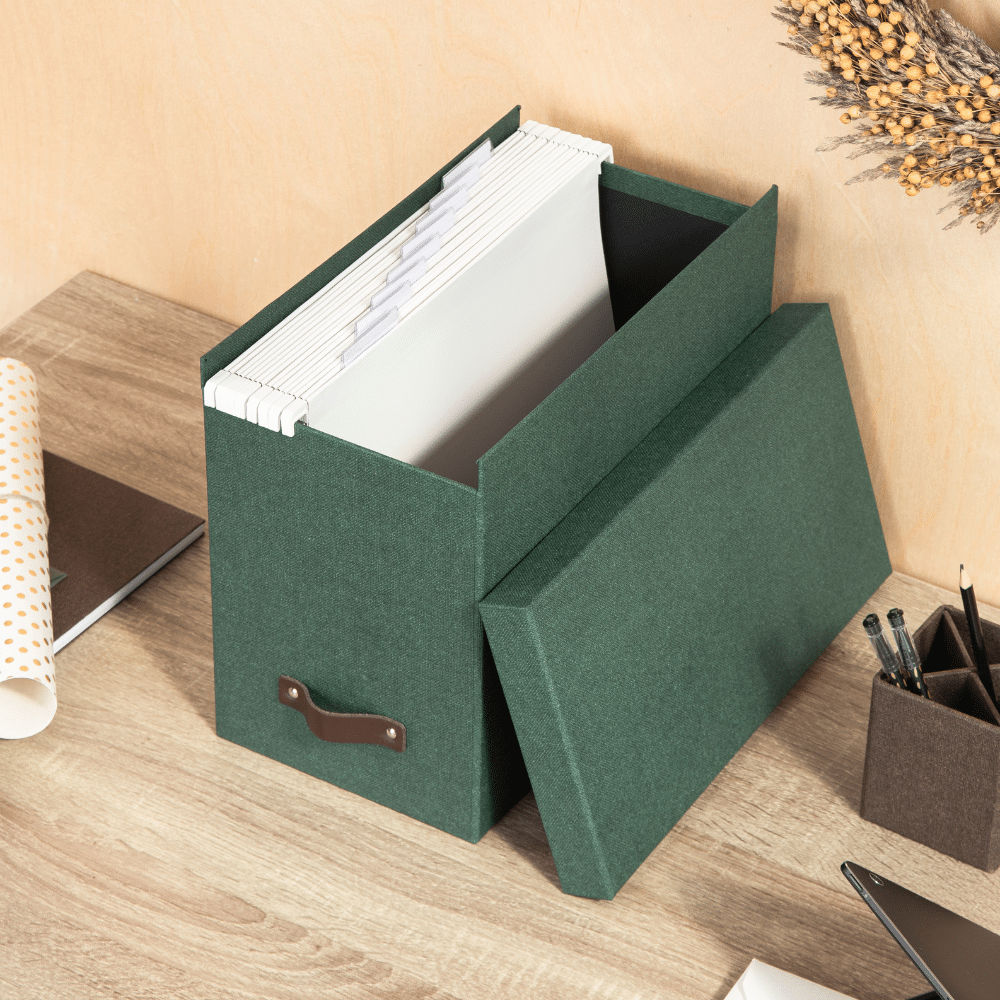arkivboks i mørkegrøn til mappe | Hvid arkivmappe med faner – lys og stilren løsning til dokumentopbevaring