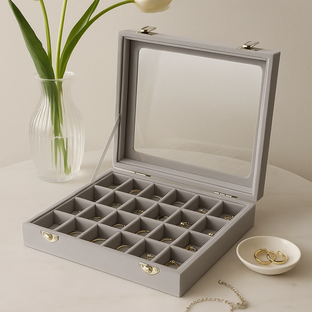 smykkeopbevaring | Smykkeopbevaring med 24 små rum til ringe, ørestikker og armbånd – elegant design på marmorbord med minimalistiske smykker.