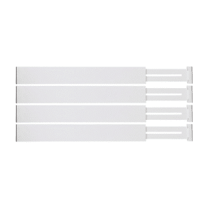 Justerbare skuffeinddelere i hvid, der opdeler en køkkenskuffe i sektioner med bestik – skeer, gafler og knive organiseret.