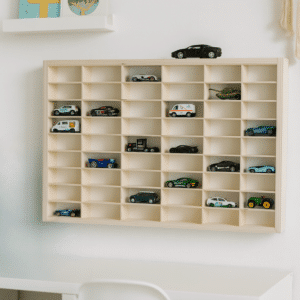 Væghængt træhylde med små rum fyldt med legetøjsbiler i minimalistisk børneværelse