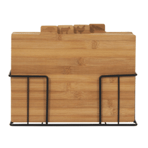 skærebræt i træ bambus | Bambus skærebrætter i stativ med grøntsager og pølse på hvid marmorbordplade.