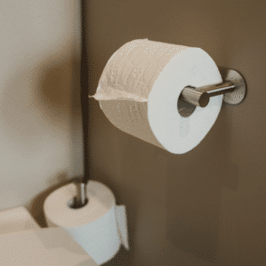 toiletrulleholder i sort, stål eller guld. Opsættes med dobbeltklæbende tape. Uden skruehuller