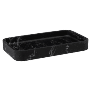 Stilfuldt Polyresin Fad med Marmorlook Skab en følelse af eksklusivitet i dit hjem med dette elegante fad i polyresin. Med sin realistiske marmorstruktur og brede anvendelsesmuligheder fungerer det både som en praktisk og dekorativ tilføjelse til din boligindretning. Hvad er polyresin? Polyresin er et solidt og slidstærkt materiale, fremstillet af en blanding af harpiks og stenpulver. Det er populært for sin evne til at gengive naturlige materialer som marmor, keramik og sten, men med en lettere vægt og høj modstandsdygtighed over for stød og skader. Polyresin gør det muligt at skabe flotte, detaljerede overflader, som dette fad med sin sofistikerede marmorstruktur. Tidløst design med eksklusivt udtryk Fadet har en elegant marmorstruktur, der tilfører et raffineret og stilrent look til ethvert rum. De naturlige årer i designet efterligner ægte marmor og skaber et smukt spil i overfladen, mens den glatte finish giver en luksuriøs følelse. Den neutrale farvepalet gør det let at integrere i både moderne og klassiske indretninger. Uanset om det placeres i stuen, på badeværelset eller i entréen, vil fadet være et dekorativt element, der tilfører stil og eksklusivitet. Multifunktionelt – et must-have til hjemmet Dette smukke fad er mere end blot en pyntegenstand – det er en alsidig accessory, der kan bruges på mange måder: ✔ Dekorativt midtpunkt Brug fadet som en stilfuld base for stearinlys, små vaser, kunstgenstande eller tørrede blomster. Placer det på spisebordet, sofabordet eller en skænk for at skabe en hyggelig og sofistikeret atmosfære. ✔ Praktisk opbevaring på badeværelset Fadet fungerer perfekt som en elegant opbevaringsbakke til sæbeflasker, håndsæber, duftlys eller små håndklæder. Polyresinens vandafvisende egenskaber gør det ideelt til badeværelsesmiljøer. ✔ Elegant servering Giv dine serveringer et eksklusivt præg ved at bruge fadet til præsentation af snacks, chokolade, frugt eller små tapasretter. Dets luksuriøse marmorlook vil imponere dine gæster og tilføre stil til borddækningen. (Bemærk: Ikke fødevaresikkert – brug en serviet eller skål som underlag ved servering af mad). ✔ Organiser dine småting Hold styr på nøgler, smykker, parfumer eller solbriller ved at placere fadet i entréen, på natbordet eller kommoden. Det hjælper med at skabe en ryddelig og harmonisk indretning, samtidig med at det fungerer som et elegant designelement. Langtidsholdbart og nemt at vedligeholde Dette fad er skabt til at holde. Det robuste polyresin-materiale sikrer, at det bevarer sin smukke finish i mange år uden at tage skade af fugt eller daglig brug. Rengøringen er enkel – en fugtig klud er alt, hvad der kræves for at holde det pænt og velplejet.