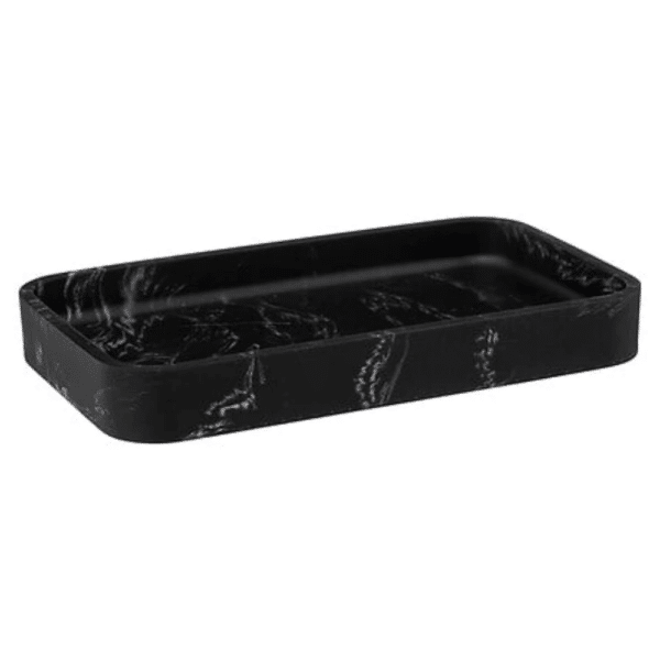 Stilfuldt Polyresin Fad med Marmorlook Skab en følelse af eksklusivitet i dit hjem med dette elegante fad i polyresin. Med sin realistiske marmorstruktur og brede anvendelsesmuligheder fungerer det både som en praktisk og dekorativ tilføjelse til din boligindretning. Hvad er polyresin? Polyresin er et solidt og slidstærkt materiale, fremstillet af en blanding af harpiks og stenpulver. Det er populært for sin evne til at gengive naturlige materialer som marmor, keramik og sten, men med en lettere vægt og høj modstandsdygtighed over for stød og skader. Polyresin gør det muligt at skabe flotte, detaljerede overflader, som dette fad med sin sofistikerede marmorstruktur. Tidløst design med eksklusivt udtryk Fadet har en elegant marmorstruktur, der tilfører et raffineret og stilrent look til ethvert rum. De naturlige årer i designet efterligner ægte marmor og skaber et smukt spil i overfladen, mens den glatte finish giver en luksuriøs følelse. Den neutrale farvepalet gør det let at integrere i både moderne og klassiske indretninger. Uanset om det placeres i stuen, på badeværelset eller i entréen, vil fadet være et dekorativt element, der tilfører stil og eksklusivitet. Multifunktionelt – et must-have til hjemmet Dette smukke fad er mere end blot en pyntegenstand – det er en alsidig accessory, der kan bruges på mange måder: ✔ Dekorativt midtpunkt Brug fadet som en stilfuld base for stearinlys, små vaser, kunstgenstande eller tørrede blomster. Placer det på spisebordet, sofabordet eller en skænk for at skabe en hyggelig og sofistikeret atmosfære. ✔ Praktisk opbevaring på badeværelset Fadet fungerer perfekt som en elegant opbevaringsbakke til sæbeflasker, håndsæber, duftlys eller små håndklæder. Polyresinens vandafvisende egenskaber gør det ideelt til badeværelsesmiljøer. ✔ Elegant servering Giv dine serveringer et eksklusivt præg ved at bruge fadet til præsentation af snacks, chokolade, frugt eller små tapasretter. Dets luksuriøse marmorlook vil imponere dine gæster og tilføre stil til borddækningen. (Bemærk: Ikke fødevaresikkert – brug en serviet eller skål som underlag ved servering af mad). ✔ Organiser dine småting Hold styr på nøgler, smykker, parfumer eller solbriller ved at placere fadet i entréen, på natbordet eller kommoden. Det hjælper med at skabe en ryddelig og harmonisk indretning, samtidig med at det fungerer som et elegant designelement. Langtidsholdbart og nemt at vedligeholde Dette fad er skabt til at holde. Det robuste polyresin-materiale sikrer, at det bevarer sin smukke finish i mange år uden at tage skade af fugt eller daglig brug. Rengøringen er enkel – en fugtig klud er alt, hvad der kræves for at holde det pænt og velplejet.