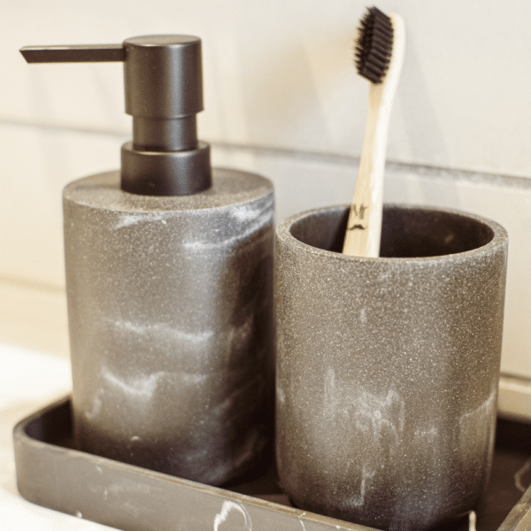 Sæbedispenser i sort resin