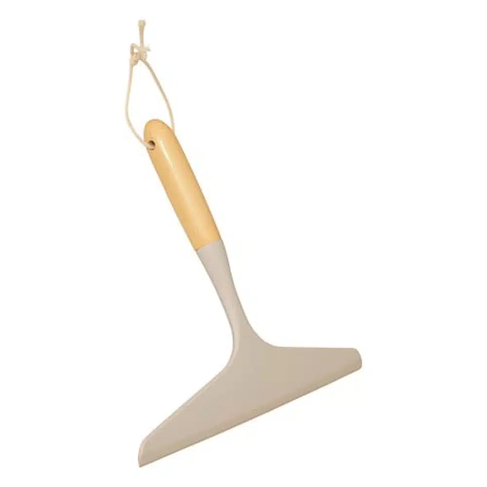 Skraber til brugser | Beige plastic-handled scraper with a wide angular blade and a hanging loop for storage (putty/paint scraper). Bruseskraber med bambushåndtag og beige silikone til brusekabine