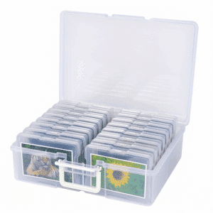 Gennemsigtig opbevaringsboks med 16 klare æsker – ideel til hobbyartikler, fotos eller småting, vist med åbent låg på hvid baggrund.