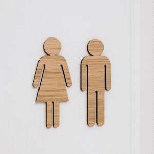 Toiletskilt i træ med silhouetter af mand og dame