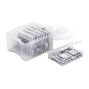 opbevaringskasse med små æsker organiseret i separate rum.