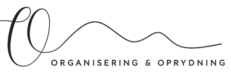 cropped-Logo-til-organisering-og-oprydning-sort-uden-baggrundpng | Logo med bølgende linje og teksten “Organisering & Oprydning” i sorte bogstaver på hvid baggrund.