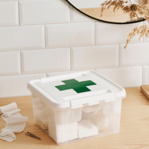 Kompakt og praktisk førstehjælpskasse med indsats, der holder plaster og medicin organiseret og let tilgængeligt.