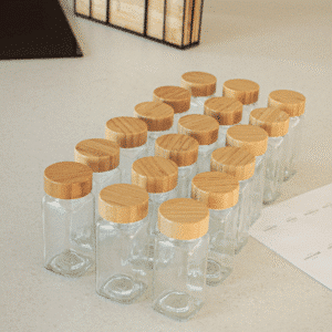 Sæt med 18 firkantede krydderiglas med bambuslåg og matchende etiketter til organiseret opbevaring af krydderier