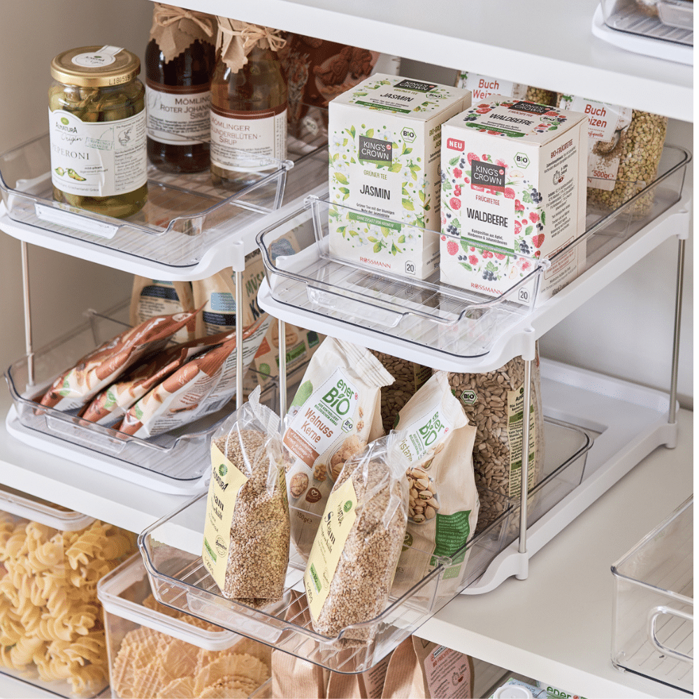 opbevaringsreol med udtræk | Hylde med udtræk i opbevaringsreol, der giver nem adgang til småting som krydderier, make-up, kontorartikler eller rengøringsmidler.