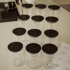 pakkeløsning med glas og labels | 12 runde opbevaringsglas med sort bambuslåg i fire størrelser – samlet som pakkeløsning til køkkenopbevaring.