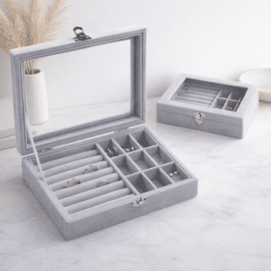 Smykkeopbevaring med små rum og riller | Elegant smykkeskrin med glaslåg og 24 separate rum til ringe, øreringe, halskæder og armbånd, organiseret og beskyttet med blødt stofindtræk.