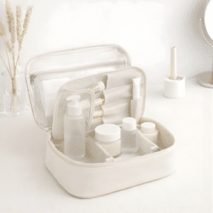 Kosmetikpung med rum set forfra, lukket, minimalistisk toilettaske i blødt vandafvisende materiale, perfekt til makeup og hudpleje.