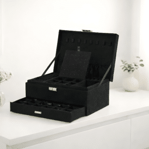 Åbent sort smykkeskrin med flere skuffer og blødt velourindtræk til ringe, øreringe, armbånd og halskæder. Organiseret og sikker opbevaring af smykker.