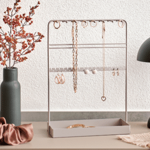 Smykkestativ i greige metal med organiserede halskæder og armbånd
