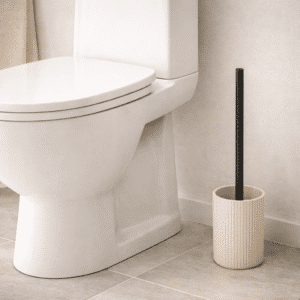Beige toiletbørste i moderne design ved siden af toilet – holdbar stål og PP