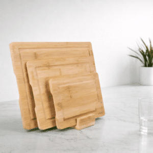 Skærebræt sæt i bambus med tre størrelser på køkkenbord i minimalistisk køkken