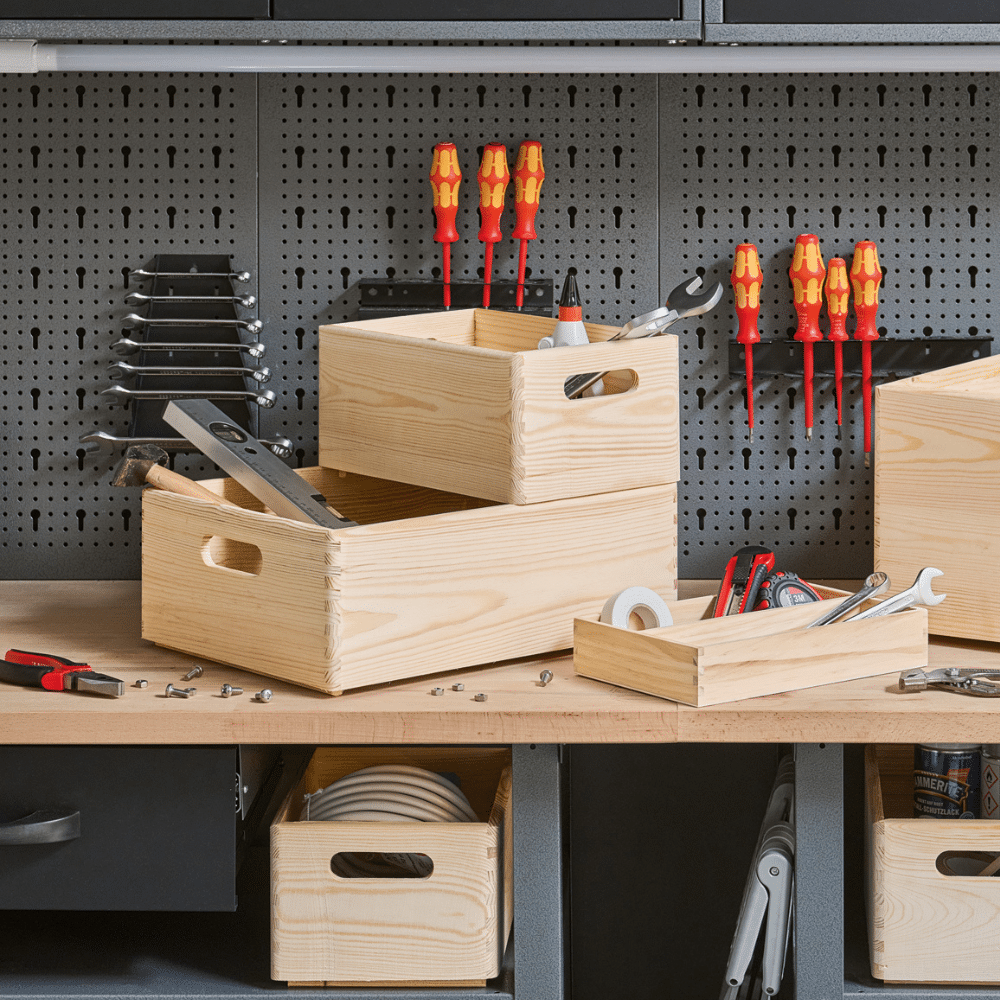 Trækasser i stor og lille til værktøj | Trækasse Softwood Lille med Håndtag, vist med krydsinddelingen i bunden og topinddeleren placeret ovenpå, demonstrerer den synergistiske effekt af de to indsatser for maksimal organisering.