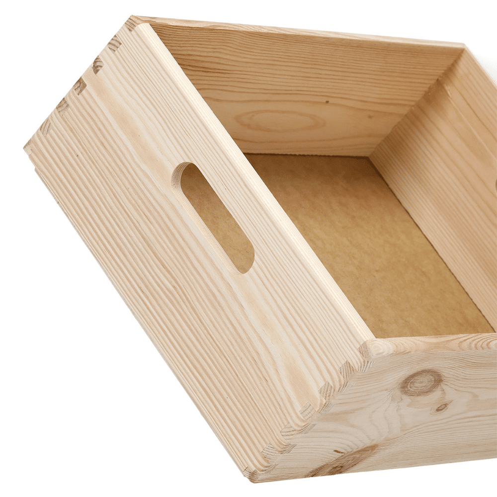 opbevaringskasse i træ med håndtag | Open wooden storage crate with a built‑in side handle cutout and an empty interior in pale pine tones.