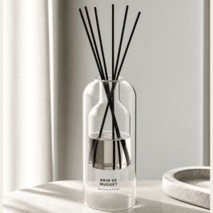 Stor luksus duftdiffuser med sorte duftpinde i elegant glasdesign