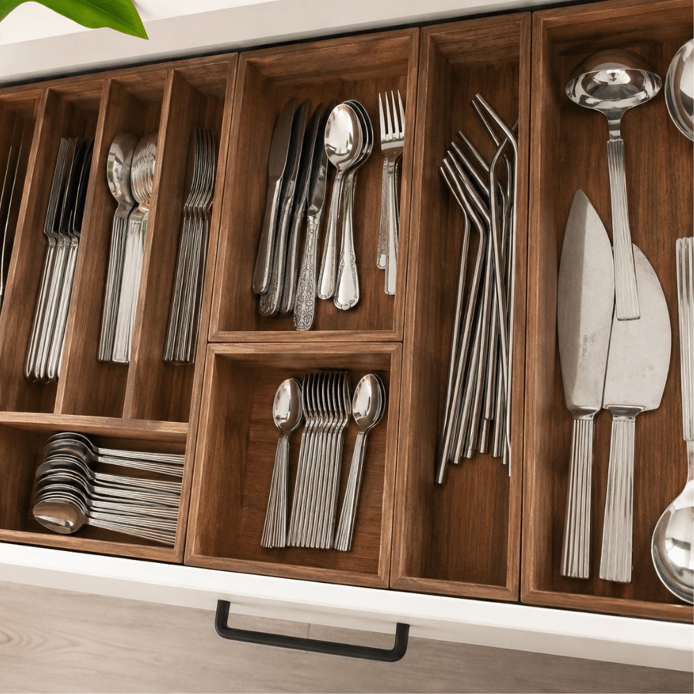 Bestikskuffe med trækasser i akacietræ | Open kitchen drawer with wooden utensil organizers containing forks, spoons, and knives in separate compartments